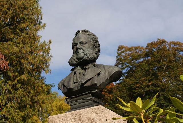 Henrik Ibsen statue