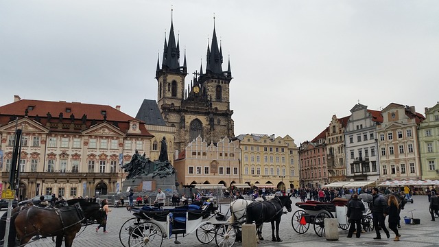 Den Gamle Rådhusplads, seværdigheder i Prag