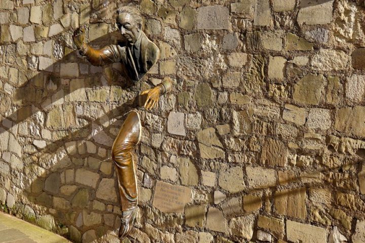 Statue af manden der kunne gå gennem mure