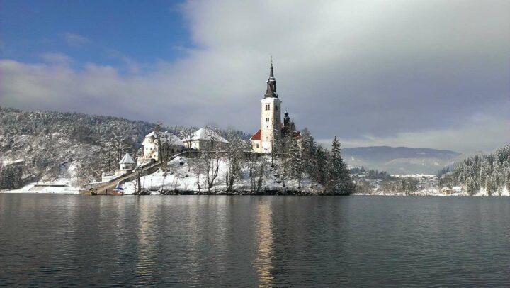 Lake Bled om vinteren i Slovenien