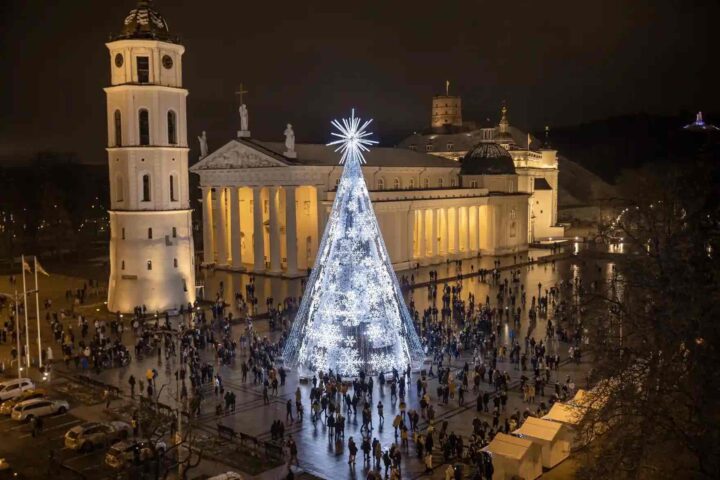 Julemarked i Vilnius, hovedstaden i Litauen, med et stort, smukt juletræ