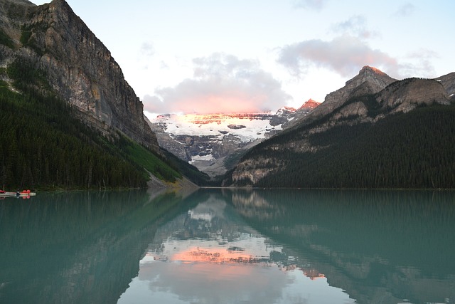 Billede af sø og bjerge i British Columbia