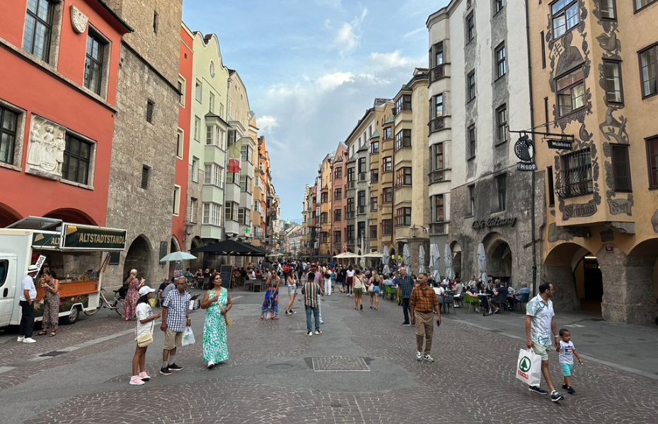 Innsbrucks gader summer af liv og er fuld af historie.