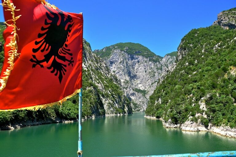 Komansø i albanien
