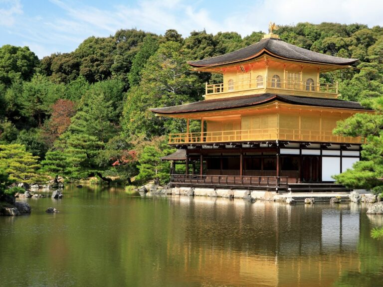 den-gyldne-pavillion-i-templet-kinkaku-ji-foto-anders-stoustrup